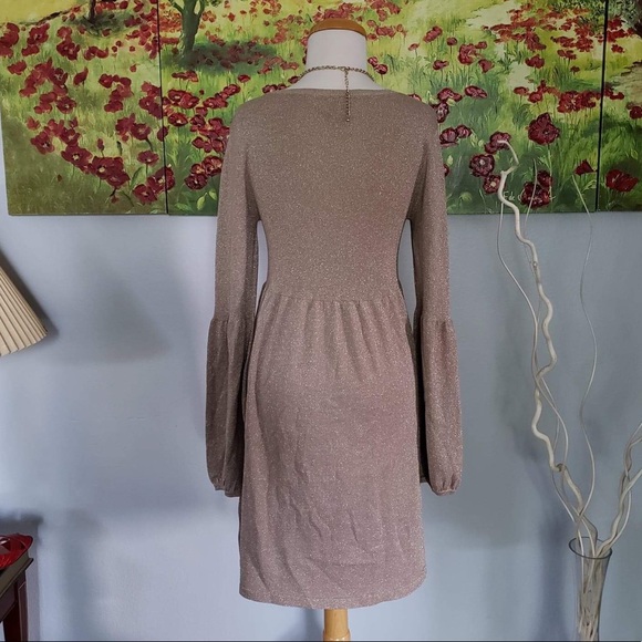 Cute dress w/ metallic gold - Picture 3 of 8
